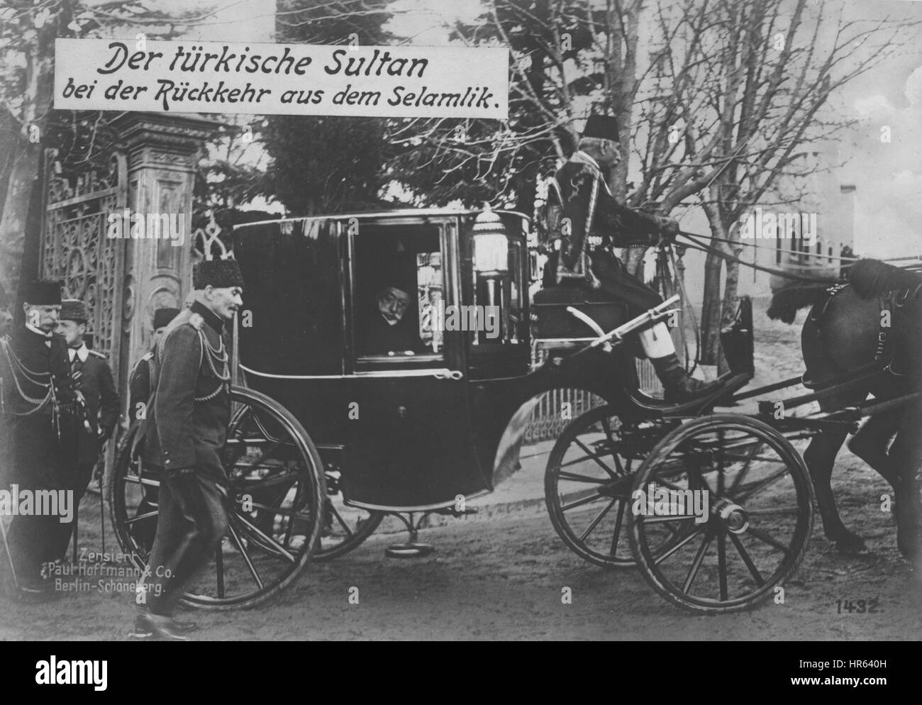 Tedesco Cartolina fotografica dalla I Guerra Mondiale raffigurante Ottoman Mehmed sultan V in transito, 1915. Dalla Biblioteca Pubblica di New York. Foto Stock