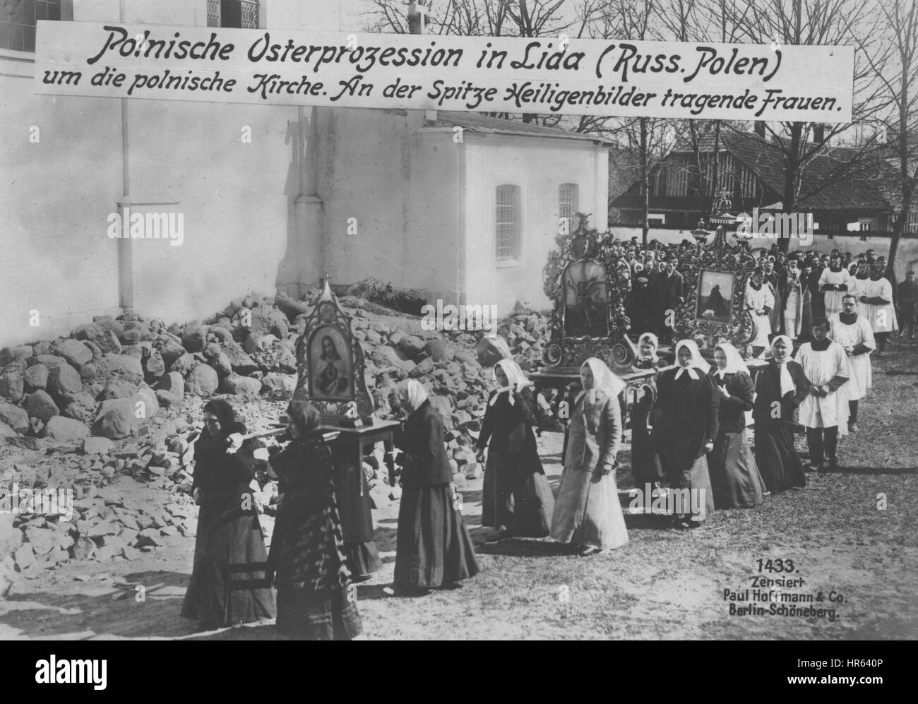 Tedesco Cartolina fotografica dalla I Guerra Mondiale raffigurante una processione di Pasqua in Polonia, 1915. Dalla Biblioteca Pubblica di New York. Foto Stock