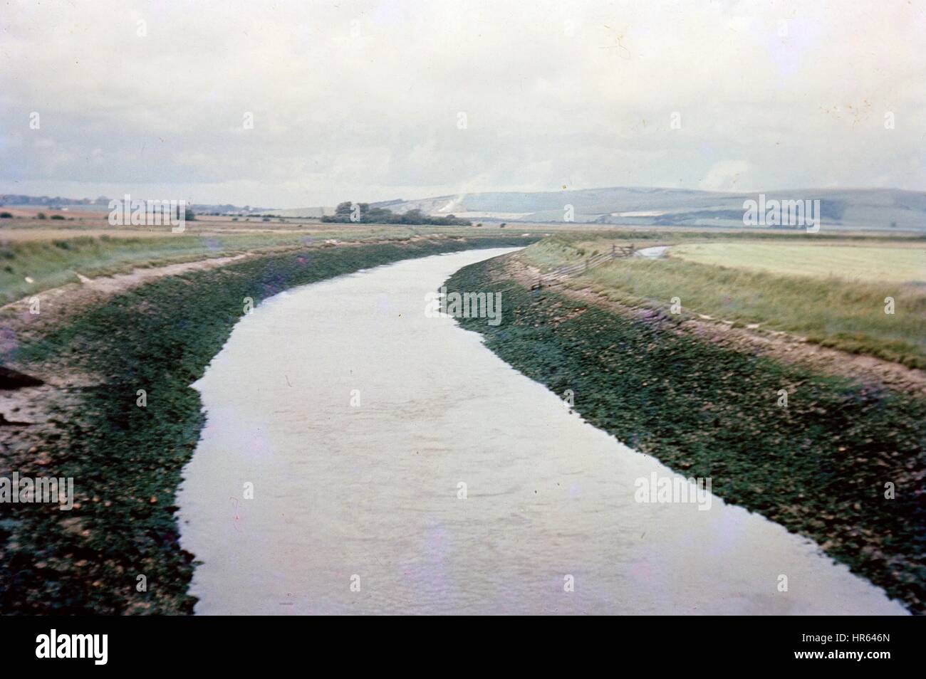 Un canale di irrigazione taglia attraverso un paesaggio rurale, 1970. Foto Stock
