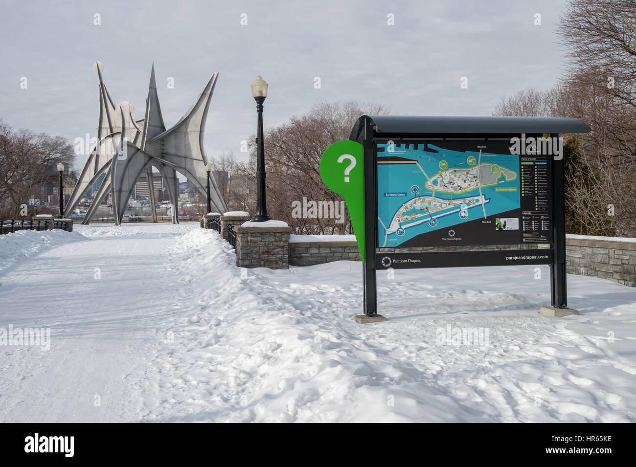 Montreal, CA - 5 Febbraio 2017: Parc Jean Drapeau mappa con la scultura di Calder 'man' in background Foto Stock