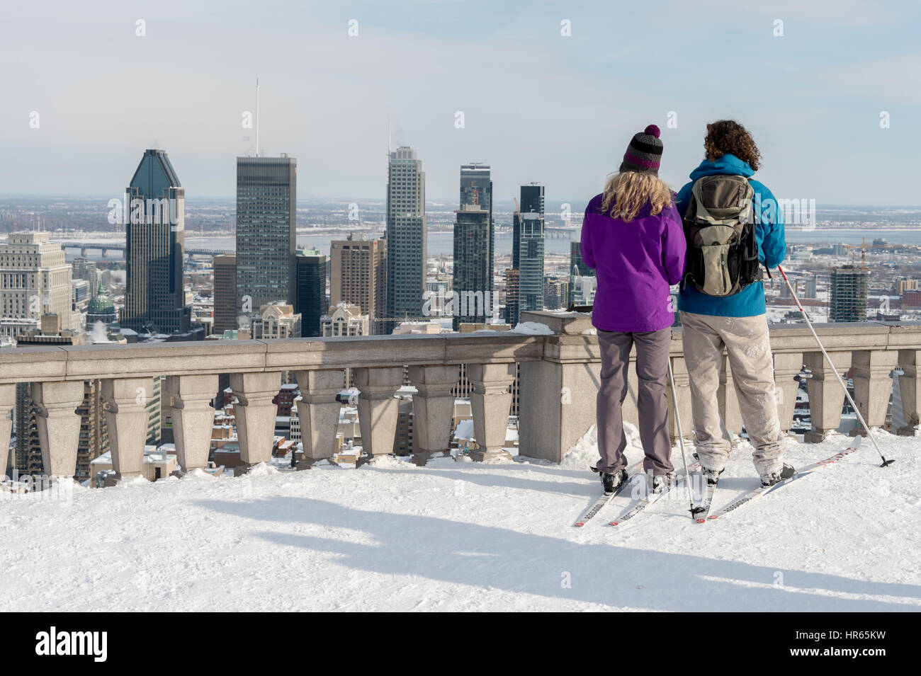 Montreal, CA - 14 Febbraio 2017: giovane guardando lo skyline di Montreal Foto Stock