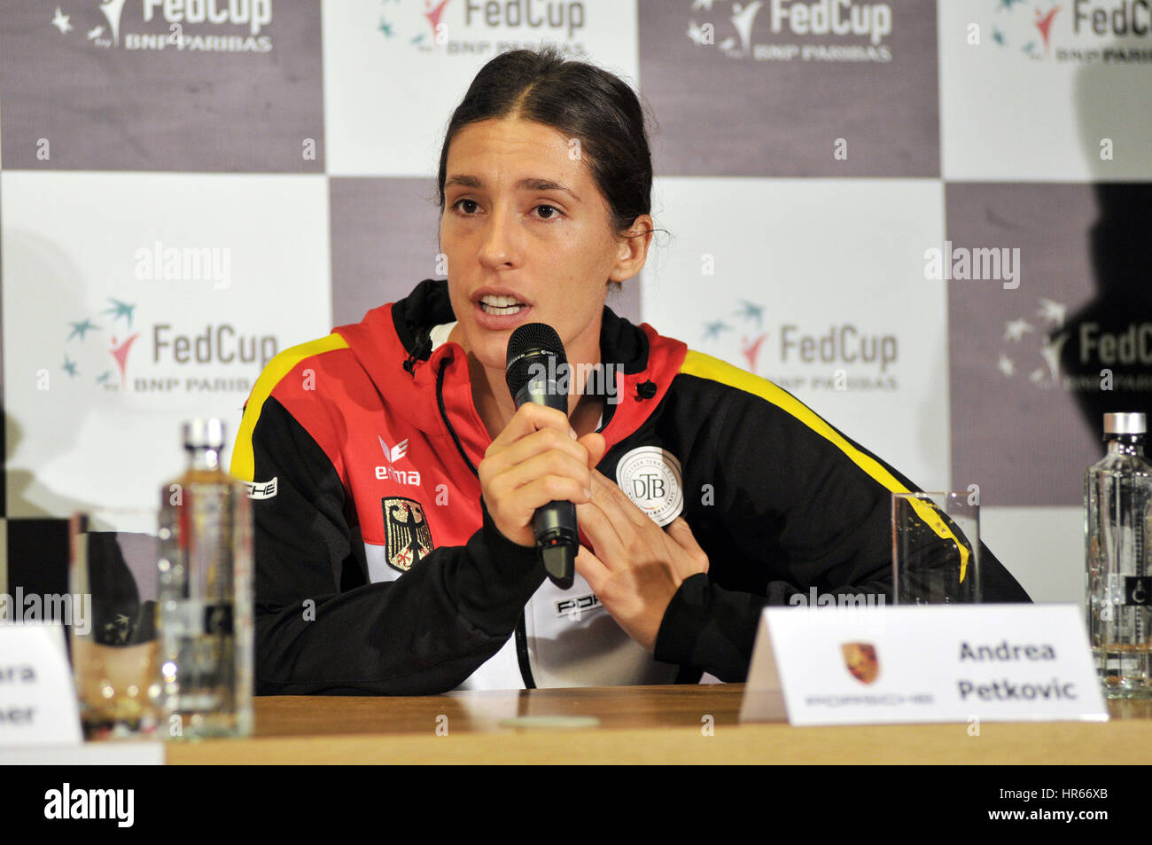 A Cluj Napoca, Romania - 13 Aprile 2016: tedesco giocatore di tennis Andrea Petkovic rispondendo alle domande durante la conferenza stampa prima di Tennis Fed Cup da B Foto Stock
