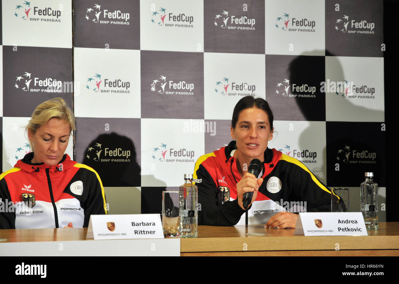 A Cluj Napoca, Romania - 13 Aprile 2016: tedesco giocatore di tennis Andrea Petkovic rispondendo alle domande durante la conferenza stampa prima di Tennis Fed Cup da B Foto Stock