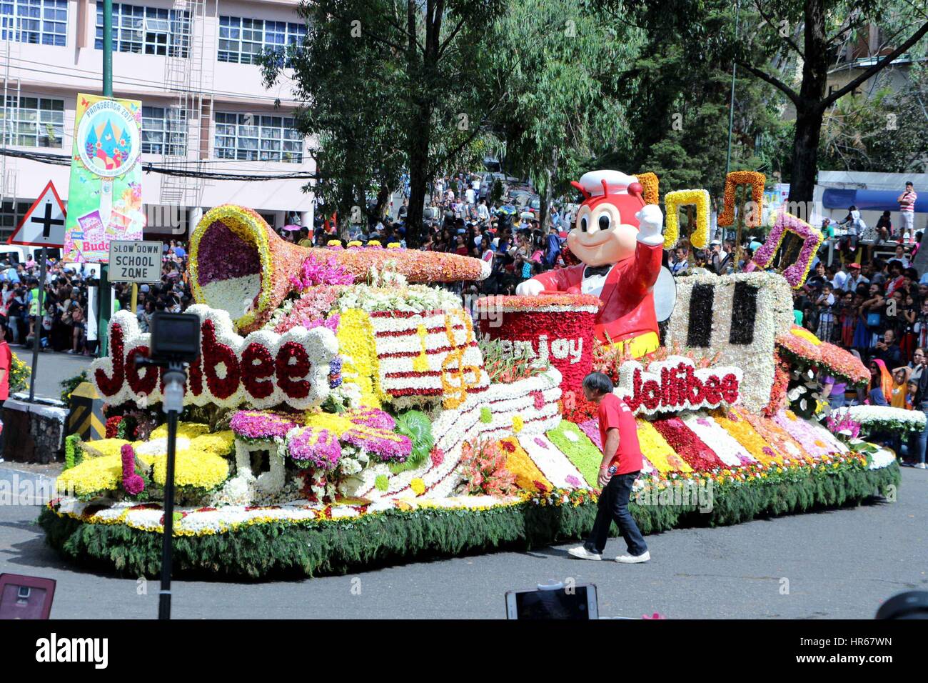 Baguio City, Filippine. 26 Febbraio, 2017. Varie specie di fiori freschi riguardava il galleggiante che si sono uniti al corteo di flottazione come parte della celebrazione del "Festival Panagbenga 2017" a Baguio City il 26 febbraio 2017. Pangabenga Festival è il Rose Parade versione nelle Filippine e in tutto il galleggiante è stato coperto con fiori freschi. Credito: Gregorio B. Dantes Jr./Pacific Press/Alamy Live News Foto Stock