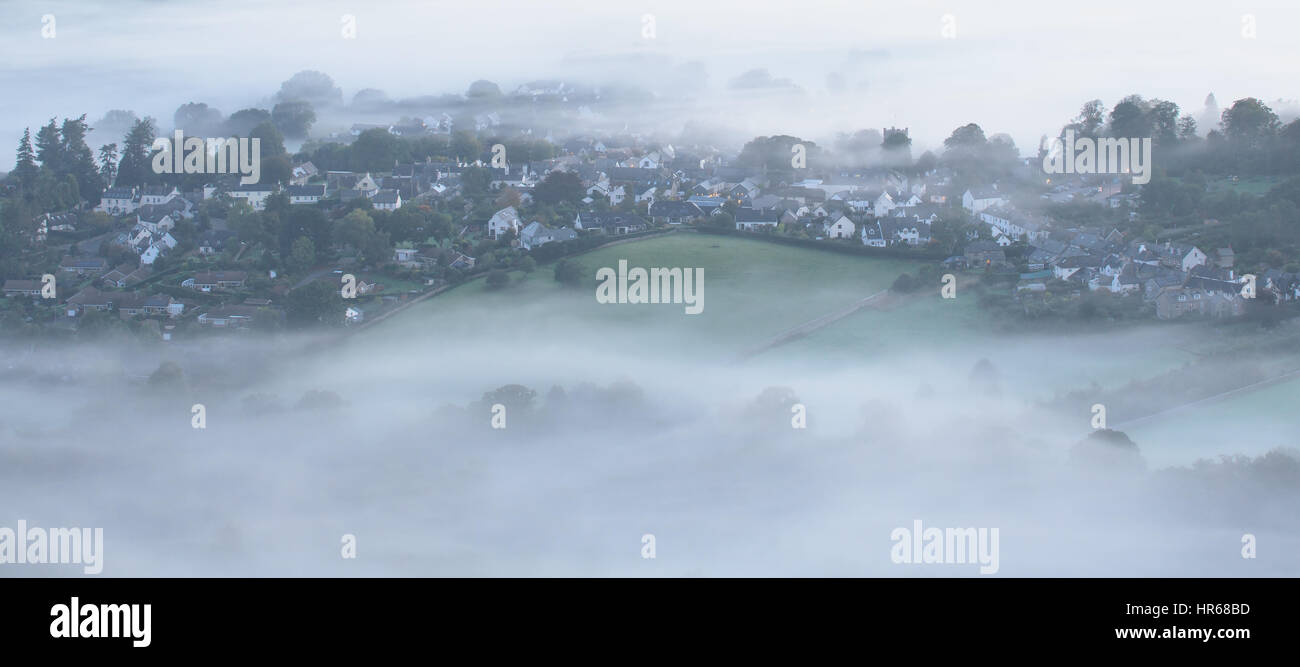Early Morning mist oltre il Dartmoor città di Chagford Devon UK Foto Stock
