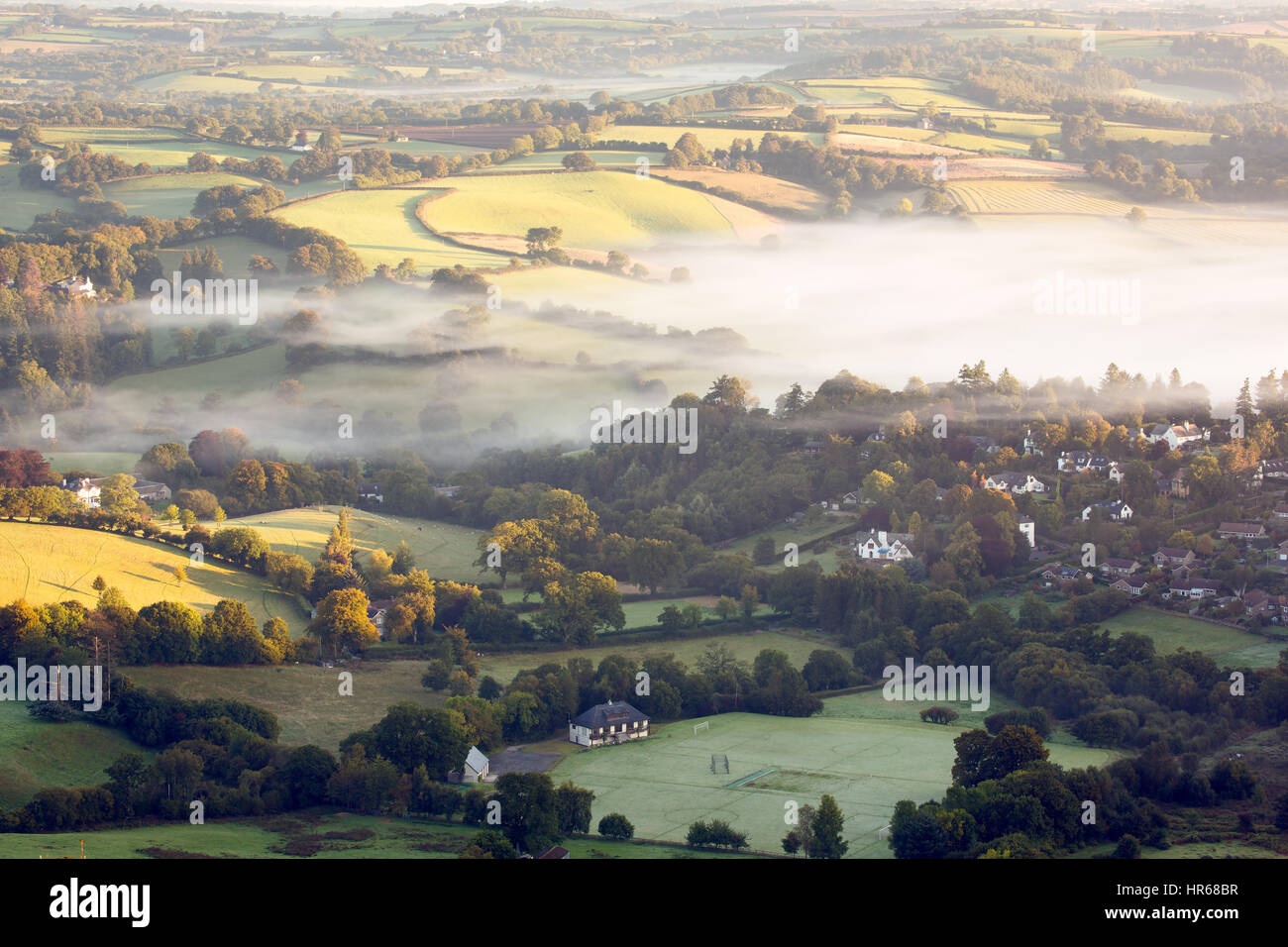 Early Morning mist oltre il Dartmoor città di Chagford Devon UK Foto Stock