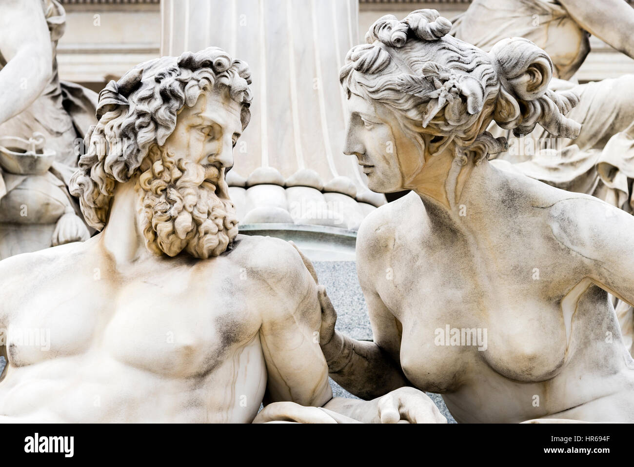 Una chiusura di una scultura di un uomo e di una donna guardando amorevolmente in ogni altri occhi. Situato a Vienna in Austria. Foto Stock
