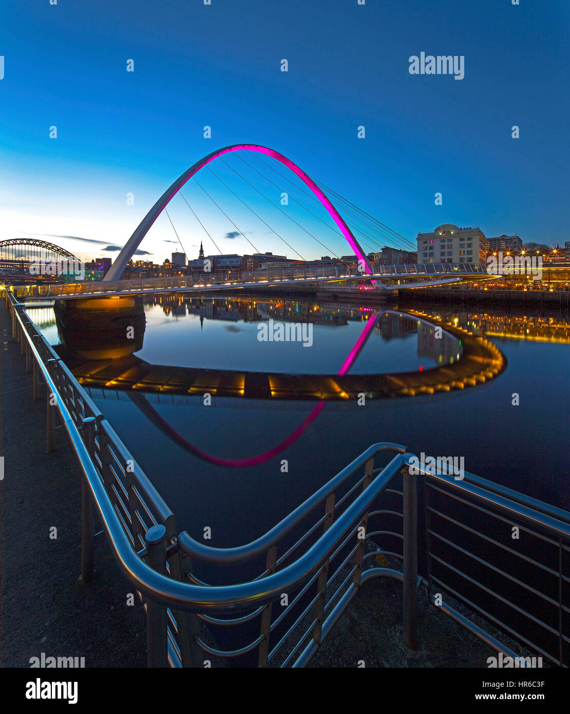 Il Gateshead Millennium Bridge, Gateshead, Tyne and Wear, England, Regno Unito, Europa Foto Stock
