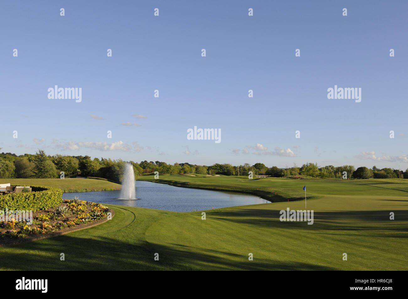 Vista su 9 verde nel corso del mulino a Lago e fontana, Wisley, Wisley, Surrey, Inghilterra Foto Stock