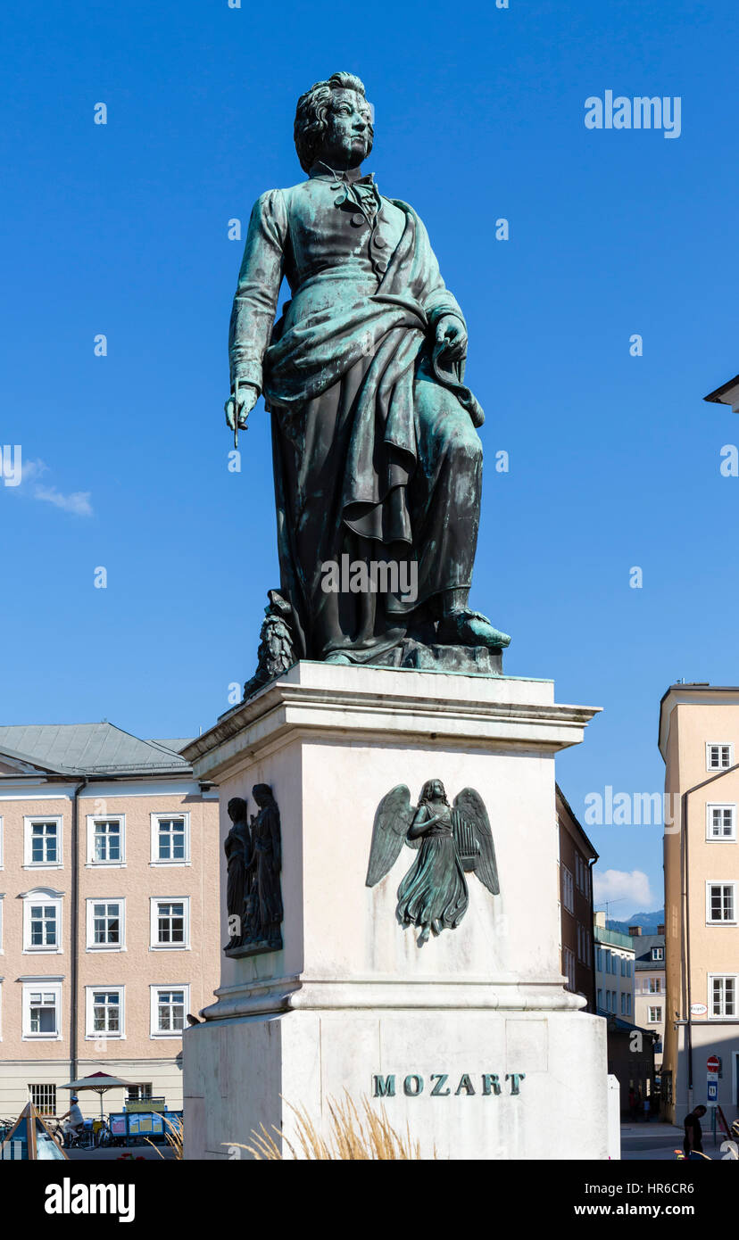 Statua di Mozart in Piazza Mozart, Salisburgo, Austria Foto Stock