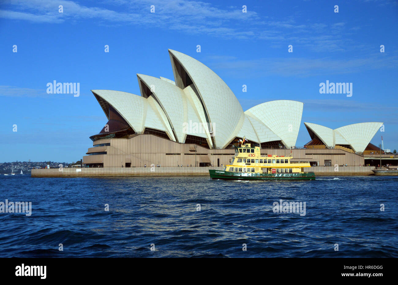 La nave traghetto (Alexander) passante Sydney Opera House di Sydney, Nuovo Galles del Sud, Australia. Foto Stock