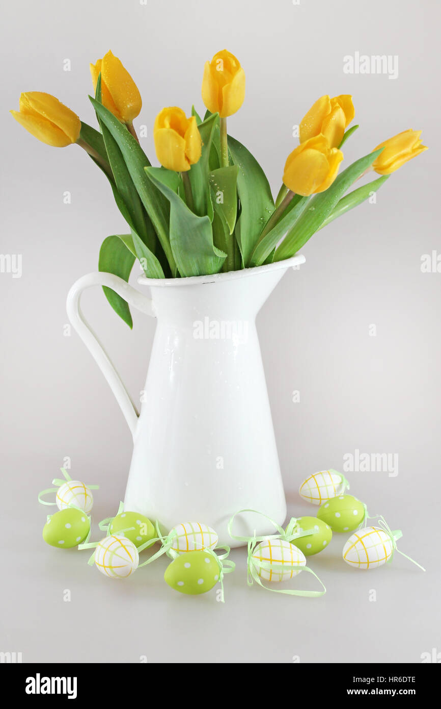 Tulipani gialli bouquet e uova di pasqua Foto Stock