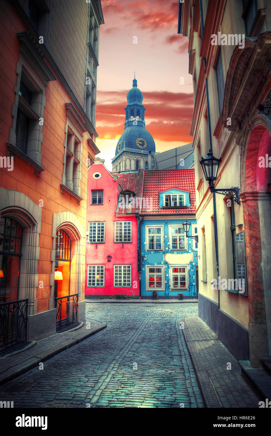 Vintage retrò travel immagine di una stretta via medievale nella città vecchia di Riga Foto Stock