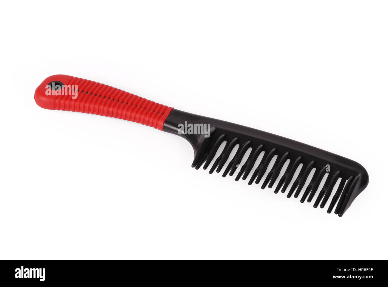 Elegante rosso Pettine per capelli spazzola con manico, isolato sul trasparente o sfondo bianco. Foto Stock
