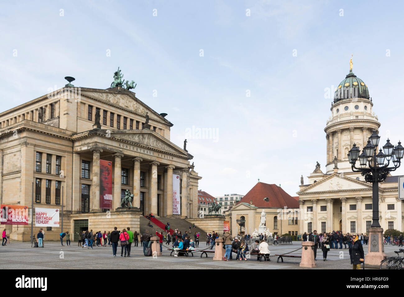 La Konzerthaus (sala concerti) e la cattedrale francese, piazza Gendarmenmarkt, nel quartiere Mitte di Berlino, Germania. Foto Stock