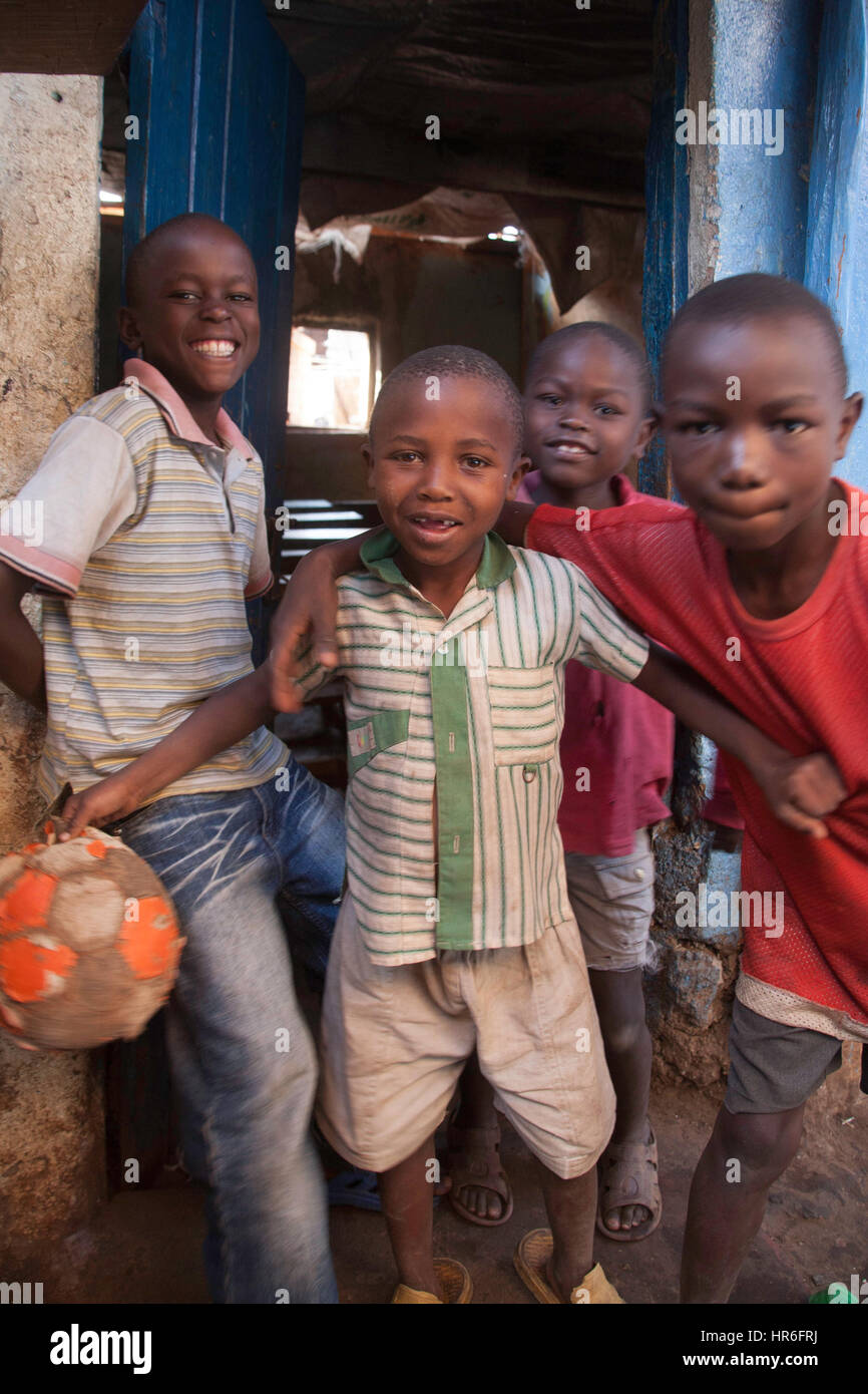 Gli orfani di Kibera slum, Nairobi, Kenya, Africa orientale Foto Stock