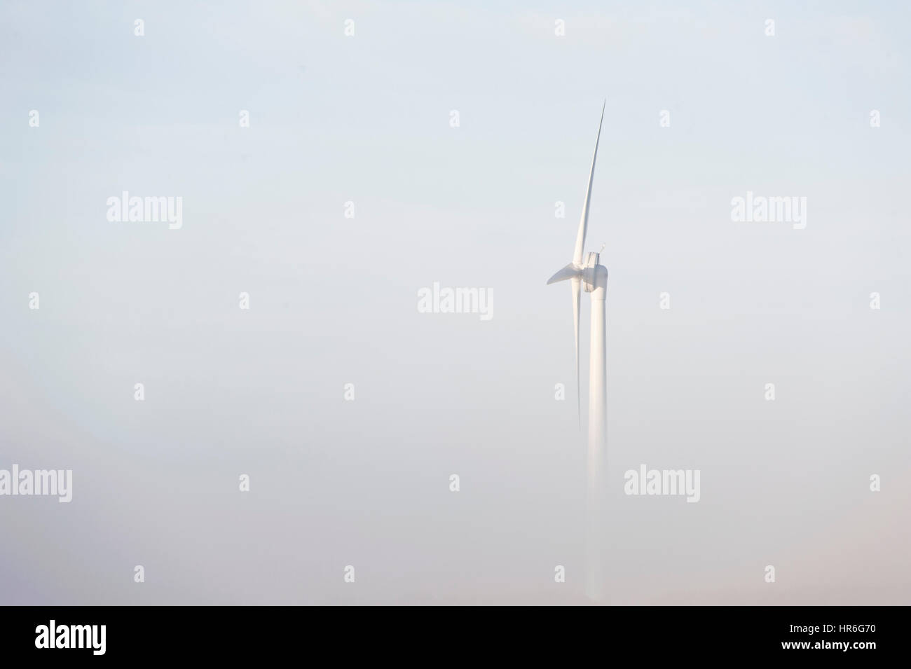 Orientamento orizzontale, turbine eoliche passando da un banco di nebbia Foto Stock