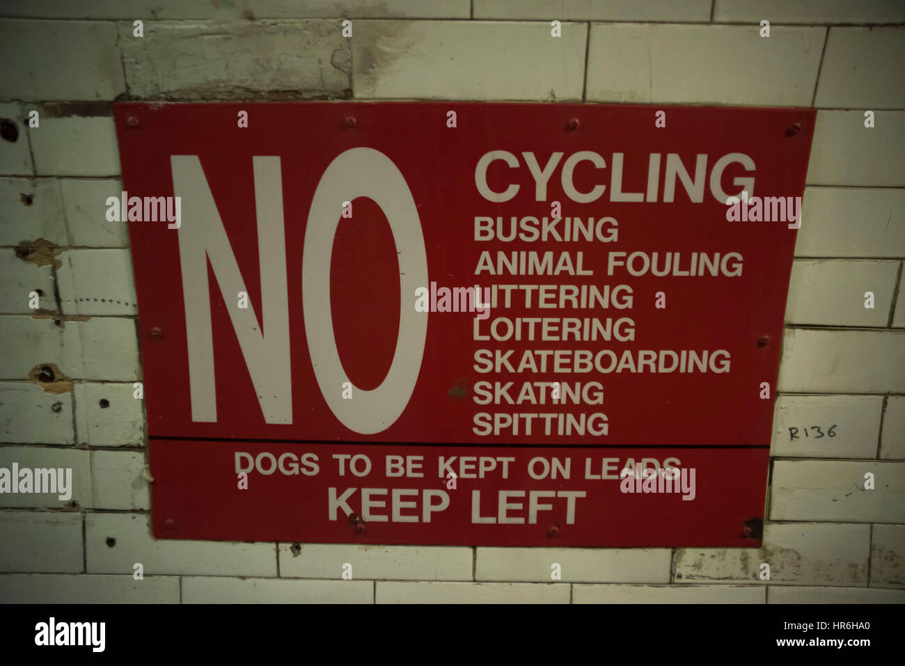 Londra, Regno Unito. Il 27 febbraio, 2017. Vista generale del Greenwich Foot Tunnel. Esso attraversa sotto il fiume Tamigi nella zona est di Londra, collegando Greenwich (Royal Borough of Greenwich) sulla banca del sud con l'Isle of Dogs (London Borough of Tower Hamlets) a nord. È utilizzato da toushands di pendolari, corridori e ciclisti ogni giorno. Credito: Alberto Pezzali/Pacific Press/Alamy Live News Foto Stock