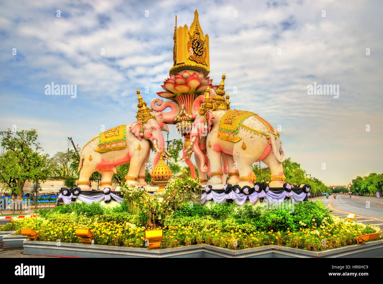 Pink Elephant statua vicino al Grand Palace a Bangkok, in Thailandia Foto Stock