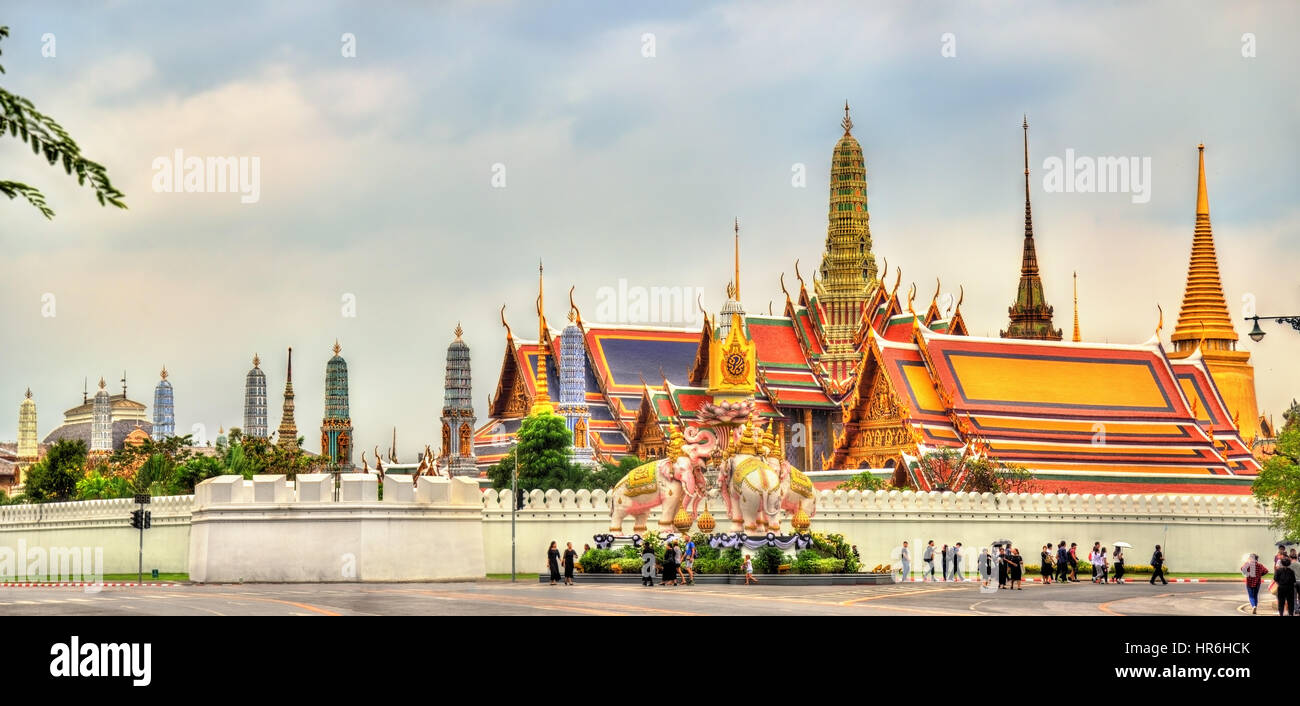 Pink Elephant statua vicino al Grand Palace a Bangkok, in Thailandia Foto Stock