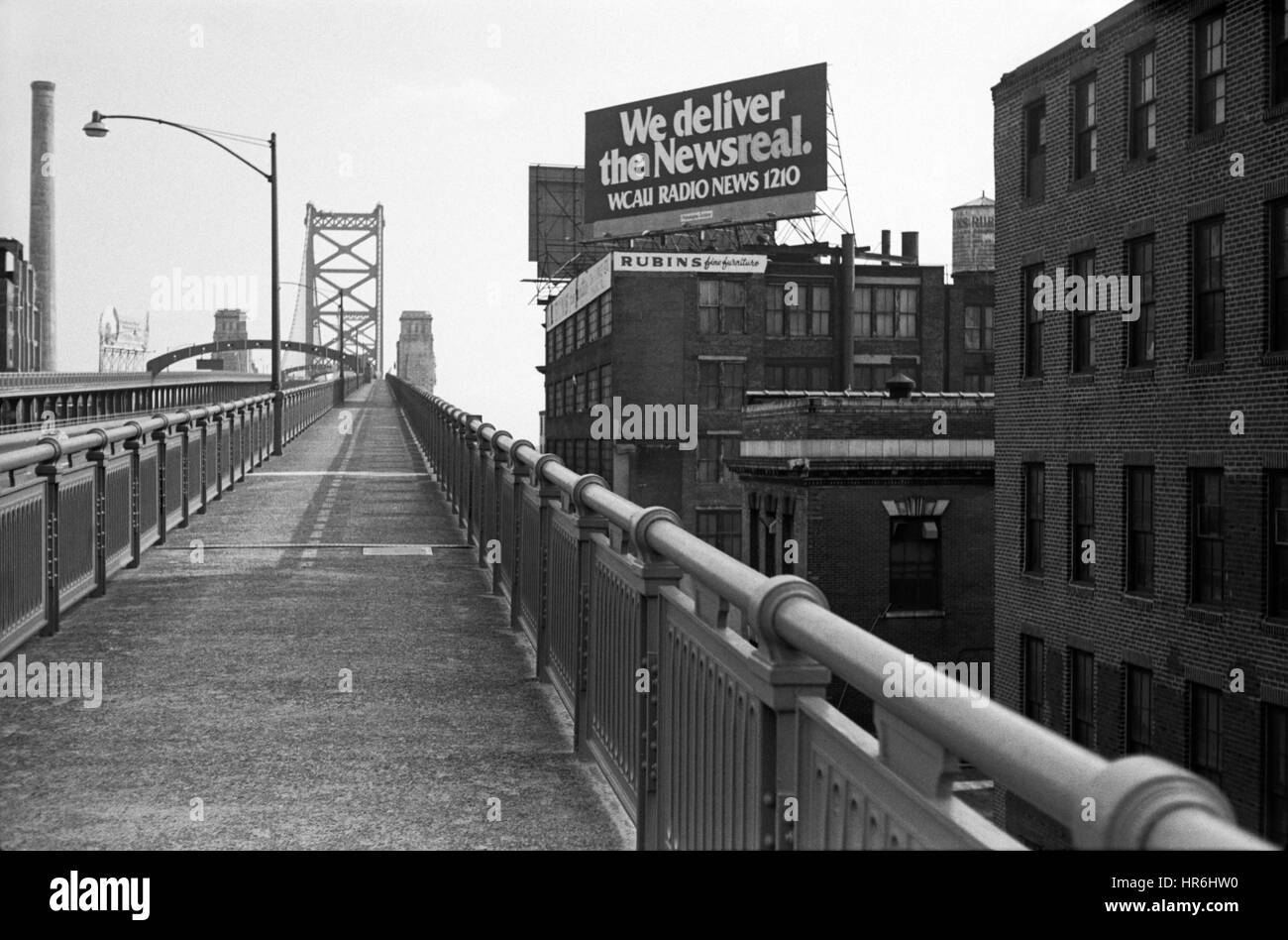 Benjamin Franklin Bridge, marciapiede, Philadelphia, Pa., USA, 1976 Foto Stock