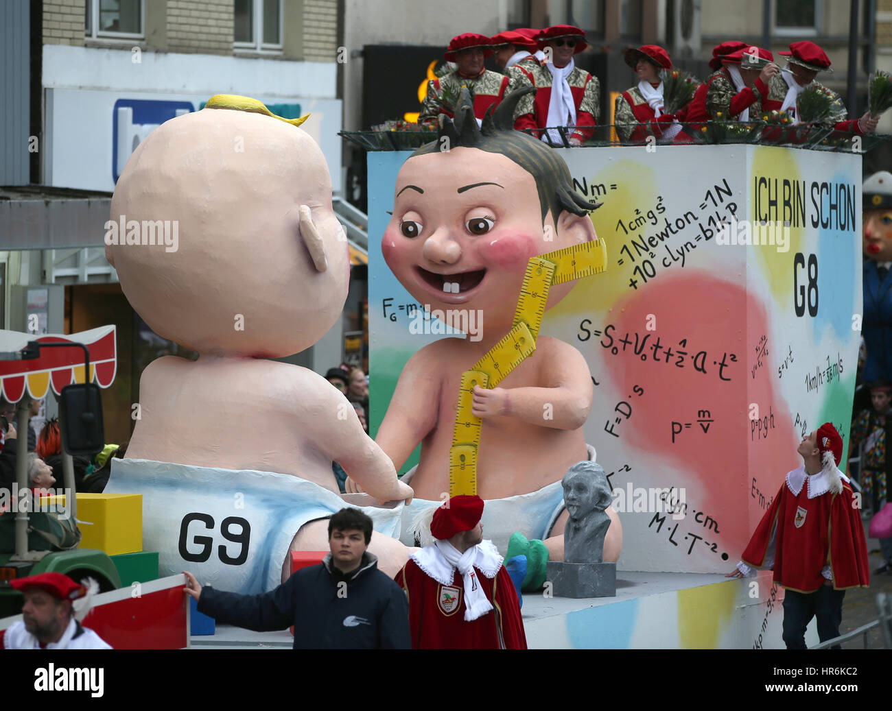 Colonia, Germania. Il 27 febbraio, 2017. La flottazione per via topica sul sistema educativo può essere visto in occasione della tradizionale lunedì martedì grasso sfilata di carnevale a Colonia, Germania, 27 febbraio 2017. "Wenn mer uns Pänz sinn, peccato mer vun de Söck' (lit. "Quando vediamo i nostri figli, siamo spazzate fuori i nostri piedi") è questo anno il motto del carnevale di Colonia. Foto: Oliver Berg/dpa/Alamy Live News Foto Stock