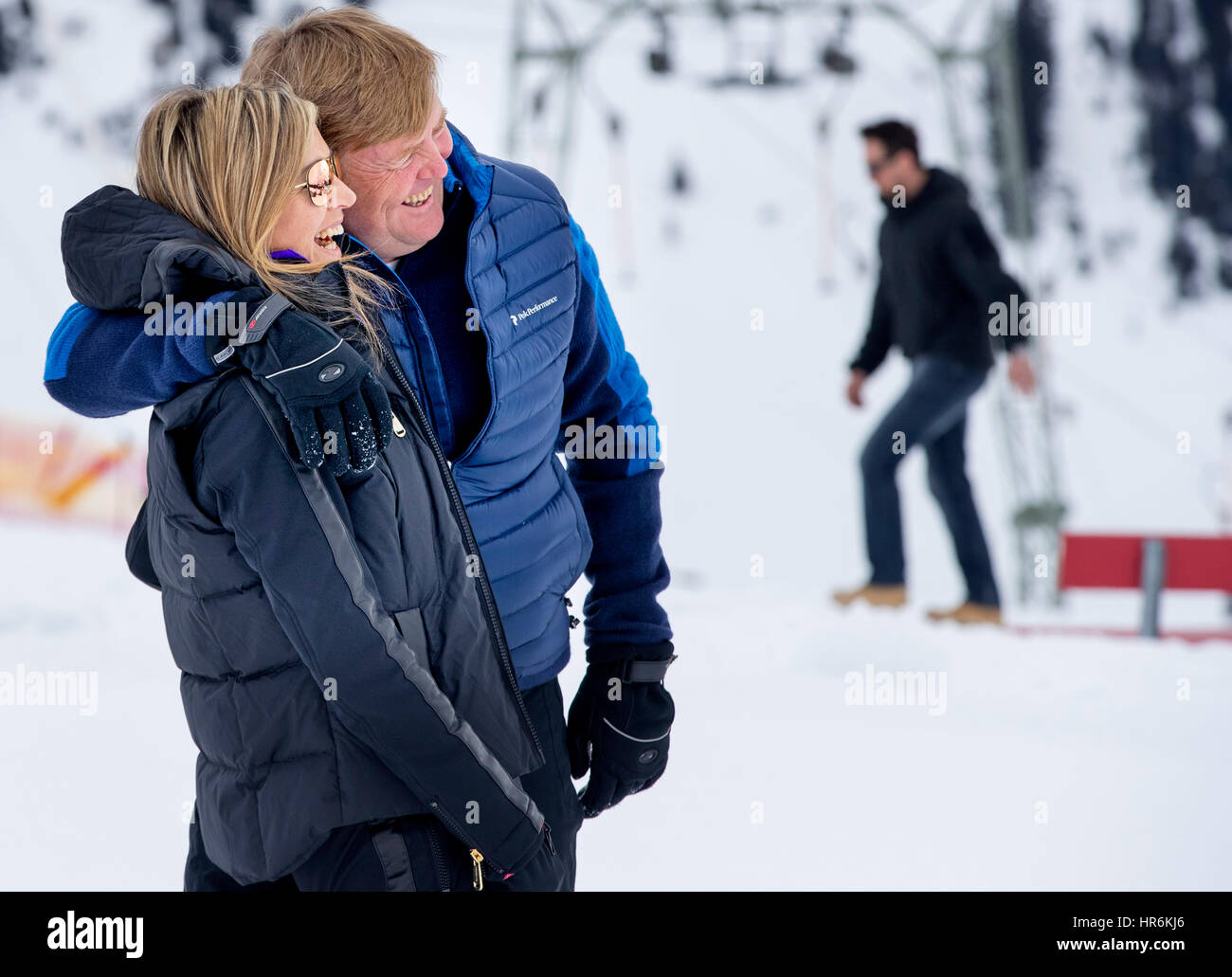 Lech am Arlberg, Austria. Il 27 febbraio, 2017. Willem-Alexander re e regina Maxima rappresentano per i media durante l annuale sessione fotografica presso le vacanze invernali in Lech am Ahlberg, Austria, 27 febbraio 2017. Credito: dpa picture alliance/Alamy Live News Foto Stock