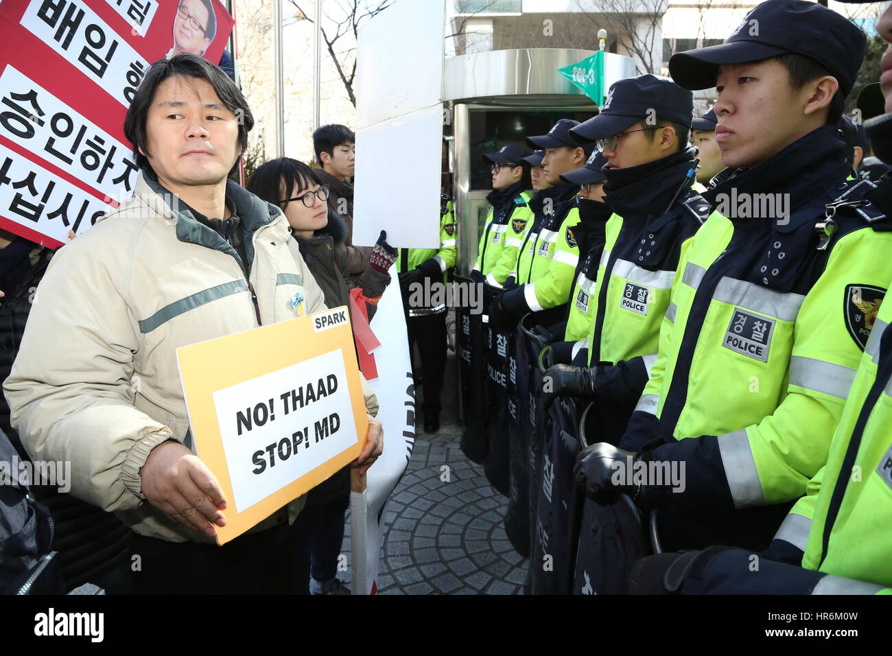 Seoul, Corea del Sud. Il 27 febbraio, 2017. Persone protestano contro la distribuzione di un sistema avanzato di U.S. il sistema di difesa missilistica di fronte alla sede di Lotte in Seoul, Corea del Sud, 27 febbraio 2017. Gruppo di lotte, Corea del Sud il quinto più grande conglomerato, lunedì ha deciso di offrire il suo campo da golf per essere usato come un sito per il terminale ad alta area Altitudine Difesa (THAAD). Credito: Lee Sang-ho/Xinhua/Alamy Live News Foto Stock