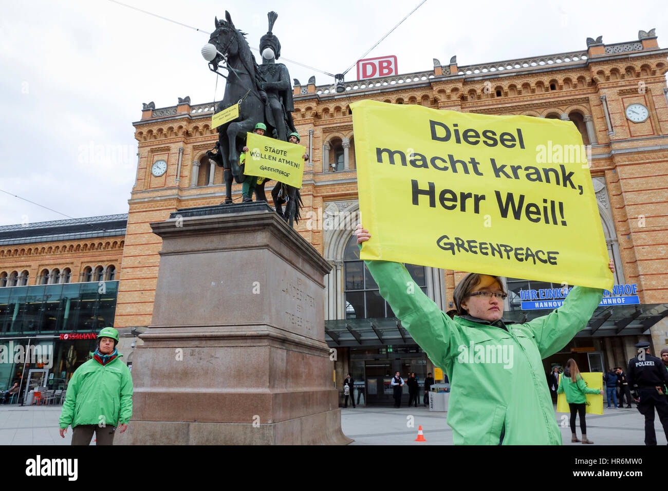 Hannover, Germania. Il 27 febbraio, 2017. Gli attivisti di Greenpeace sono saliti il monumento del re Ernst August di fronte alla stazione centrale di protesta contro la ossido nitrico le emissioni prodotte da veicoli diesel. Esse sono state tenendo un cartello che dice 'Diesel rende malati, Raoul Weil' al primo ministro del Land della Bassa Sassonia, Stephan Weil Foto Stock