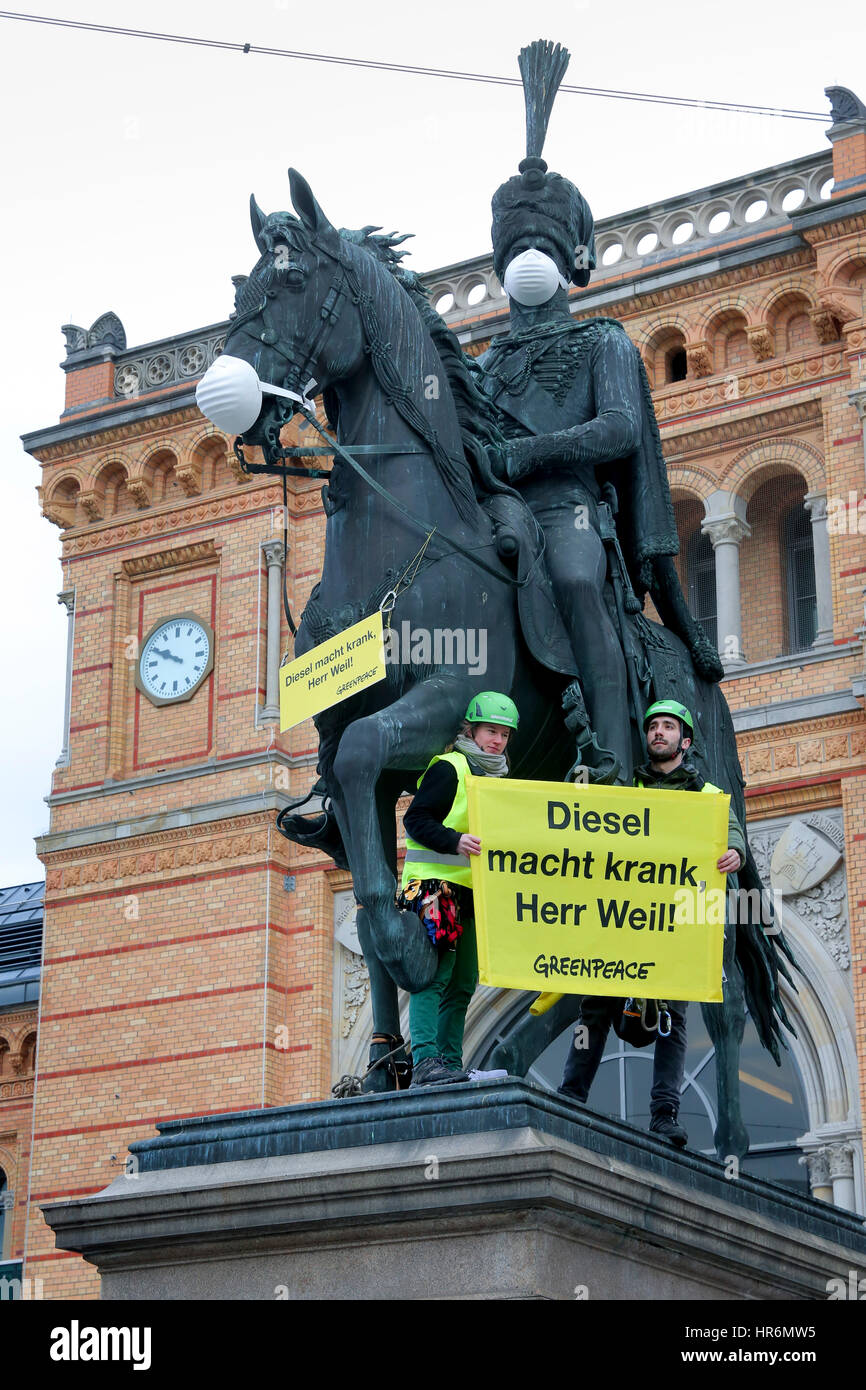 Hannover, Germania. Il 27 febbraio, 2017. Gli attivisti di Greenpeace sono saliti il monumento del re Ernst August di fronte alla stazione centrale di protesta contro la ossido nitrico le emissioni prodotte da veicoli diesel. Esse sono state tenendo un cartello che dice 'Diesel rende malati, Raoul Weil' al primo ministro del Land della Bassa Sassonia, Stephan Weil Foto Stock