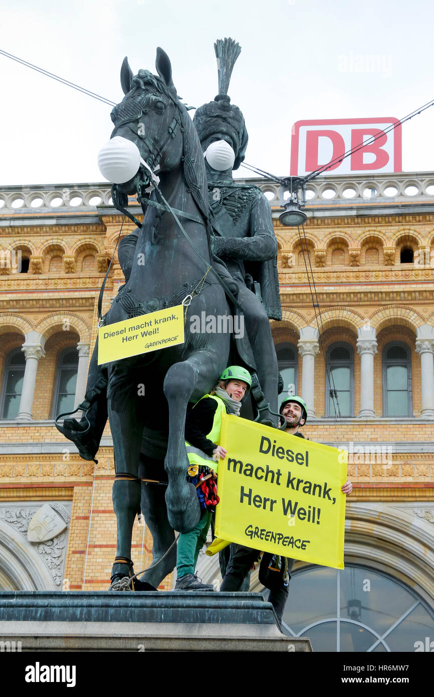 Hannover, Germania. Il 27 febbraio, 2017. Gli attivisti di Greenpeace sono saliti il monumento del re Ernst August di fronte alla stazione centrale di protesta contro la ossido nitrico le emissioni prodotte da veicoli diesel. Esse sono state tenendo un cartello che dice 'Diesel rende malati, Raoul Weil' al primo ministro del Land della Bassa Sassonia, Stephan Weil Foto Stock