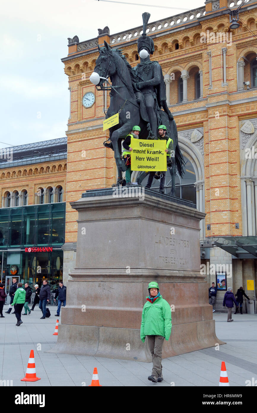 Hannover, Germania. Il 27 febbraio, 2017. Gli attivisti di Greenpeace sono saliti il monumento del re Ernst August di fronte alla stazione centrale di protesta contro la ossido nitrico le emissioni prodotte da veicoli diesel. Esse sono state tenendo un cartello che dice 'Diesel rende malati, Raoul Weil' al primo ministro del Land della Bassa Sassonia, Stephan Weil Foto Stock