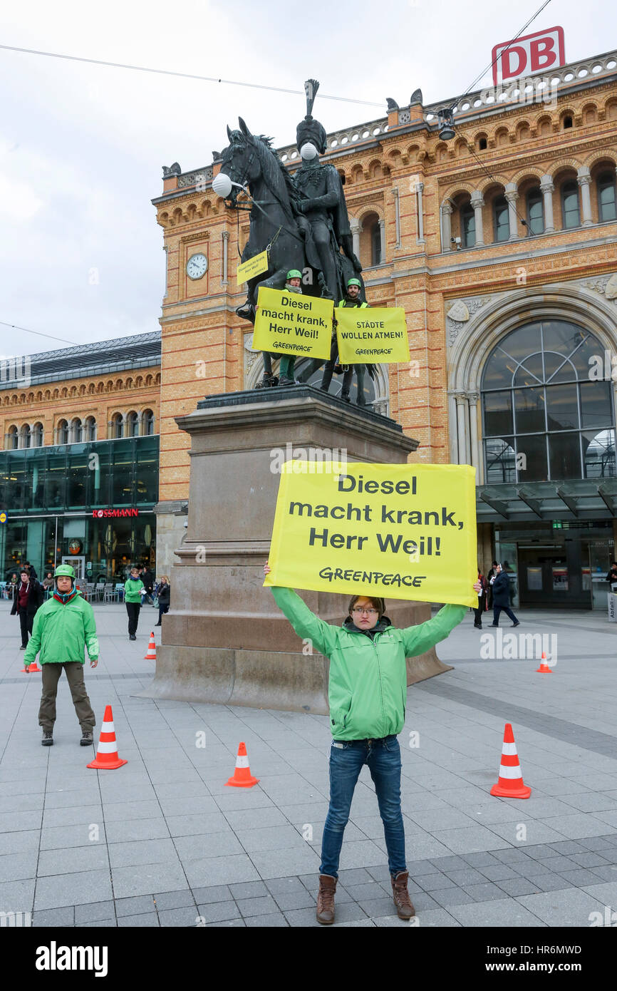 Hannover, Germania. Il 27 febbraio, 2017. Gli attivisti di Greenpeace sono saliti il monumento del re Ernst August di fronte alla stazione centrale di protesta contro la ossido nitrico le emissioni prodotte da veicoli diesel. Esse sono state tenendo un cartello che dice 'Diesel rende malati, Raoul Weil' al primo ministro del Land della Bassa Sassonia, Stephan Weil Foto Stock