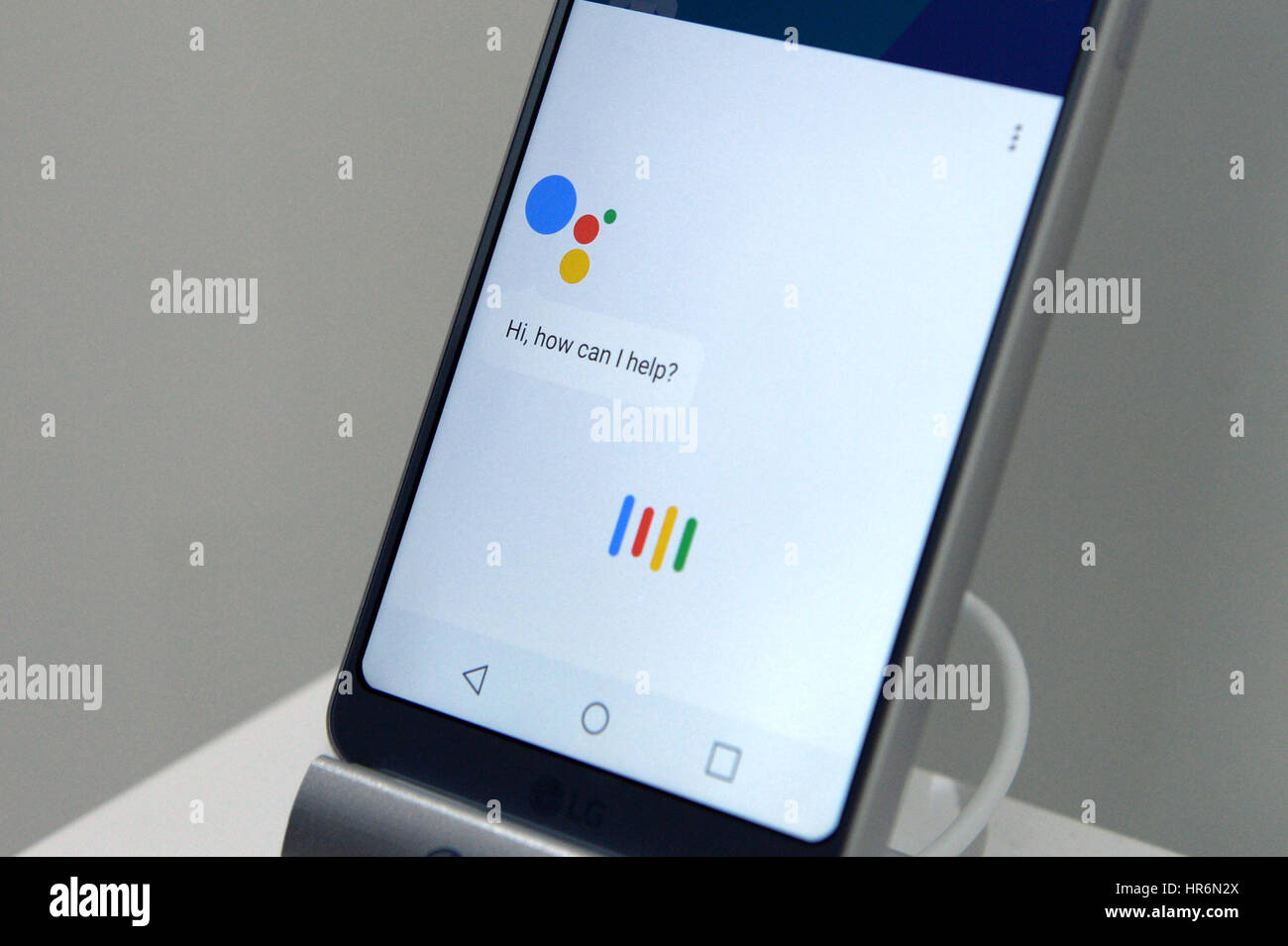 Il 'Google Assistant' app è in esecuzione su un LG G6 smartphone al Mobile World Congress di Barcellona, Spagna 27 febbraio 2017. Il G6 è il primo smartphone accanto a Google il proprio telefono di pixel per avere accesso all'assistente di Google. Foto: Andrej Sokolow/dpa Foto Stock