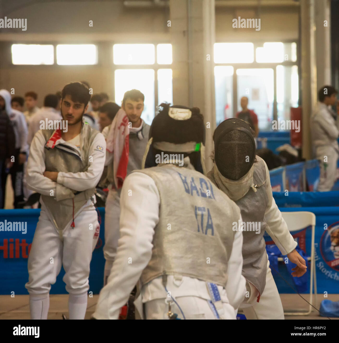 CASALE MONFERRATO, Italia - 25 febbraio 2017: Fencer in un match in italiano campionati di scherma a Casale Monferrato Credito: Fabio Alcini/Alamy Live News Foto Stock