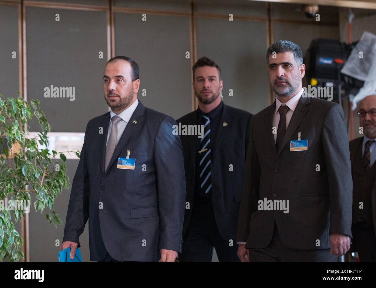 Ginevra, Svizzera. Il 27 febbraio, 2017. La siria opposizione del capo delegazione Nasr al-Hariri (L) arriva per una conferenza stampa presso il Palais des Nations a Ginevra, Svizzera, 27 febbraio 2017. Mediata dall'ONU, il governo siriano e delegazione di opposizione hanno aderito all'ultimo round di colloqui dal giovedì scorso che mira a portare la Siria è di sei anni di crisi per un fine. Credito: Xu Jinquan/Xinhua/Alamy Live News Foto Stock