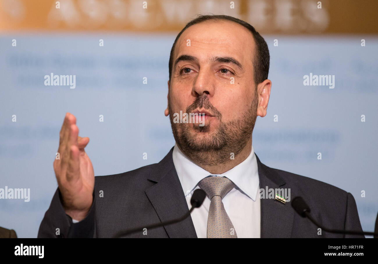 Ginevra, Svizzera. Il 27 febbraio, 2017. La siria opposizione del capo delegazione Nasr al-Hariri parla durante una conferenza stampa presso il Palais des Nations a Ginevra, Svizzera, 27 febbraio 2017. Mediata dall'ONU, il governo siriano e delegazione di opposizione hanno aderito all'ultimo round di colloqui dal giovedì scorso che mira a portare la Siria è di sei anni di crisi per un fine. Credito: Xu Jinquan/Xinhua/Alamy Live News Foto Stock