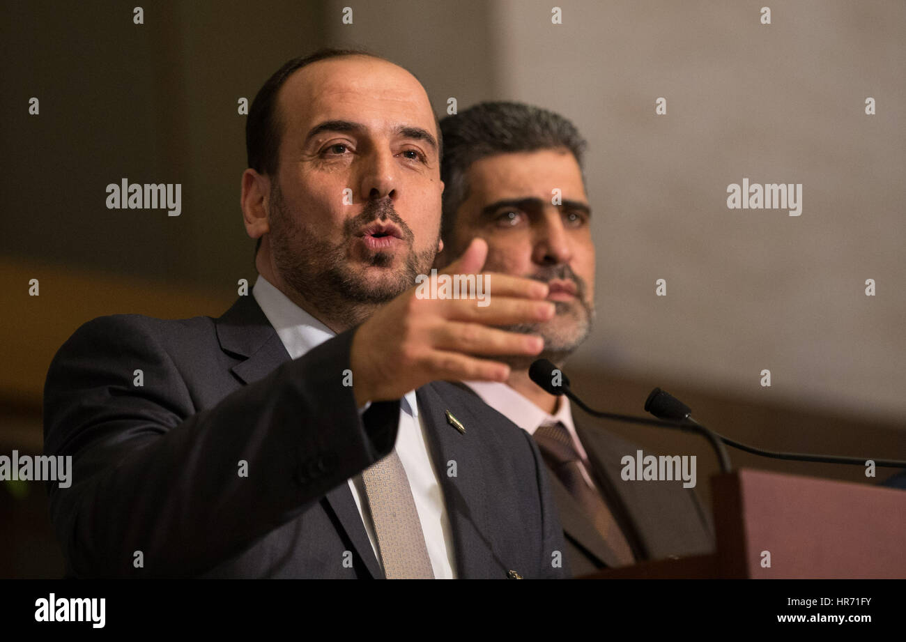 Ginevra, Svizzera. Il 27 febbraio, 2017. La siria opposizione del capo delegazione Nasr al-Hariri parla durante una conferenza stampa presso il Palais des Nations a Ginevra, Svizzera, 27 febbraio 2017. Mediata dall'ONU, il governo siriano e delegazione di opposizione hanno aderito all'ultimo round di colloqui dal giovedì scorso che mira a portare la Siria è di sei anni di crisi per un fine. Credito: Xu Jinquan/Xinhua/Alamy Live News Foto Stock