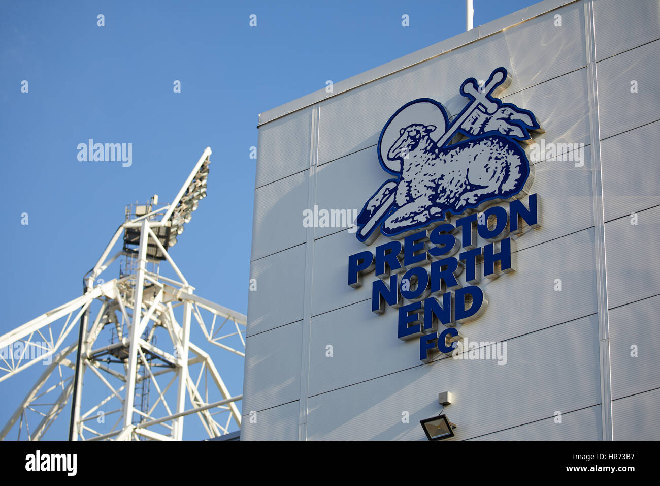 Giornata soleggiata vista esterna dell'entrata principale e segno per Preston North End FC Deepdale stadium Foto Stock