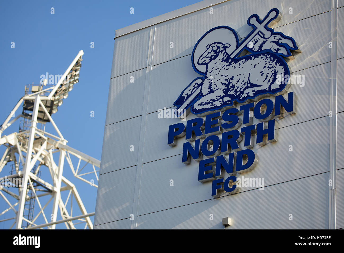Giornata soleggiata vista esterna dell'entrata principale e segno per Preston North End FC Deepdale stadium Foto Stock