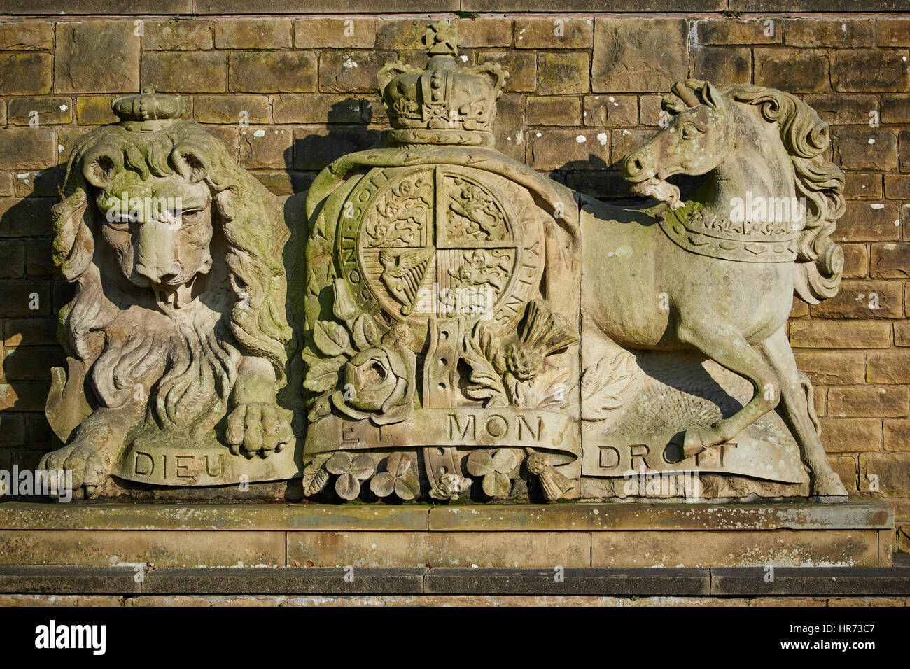 Sunny Preston Fulwood Barrack in pietra scolpita lo stemma grande leone di pietra arenaria e cavallo in Lancashire, Inghilterra,UK. Foto Stock