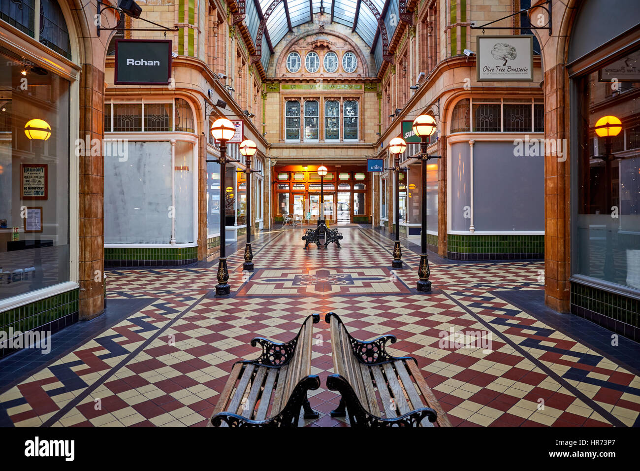 Interno rivestito di piastrelle in stile vittoriano Miller Arcade Preston City Centre un ornato il complesso shopping progettato intorno a style Burlington Arcade di Londra, Foto Stock