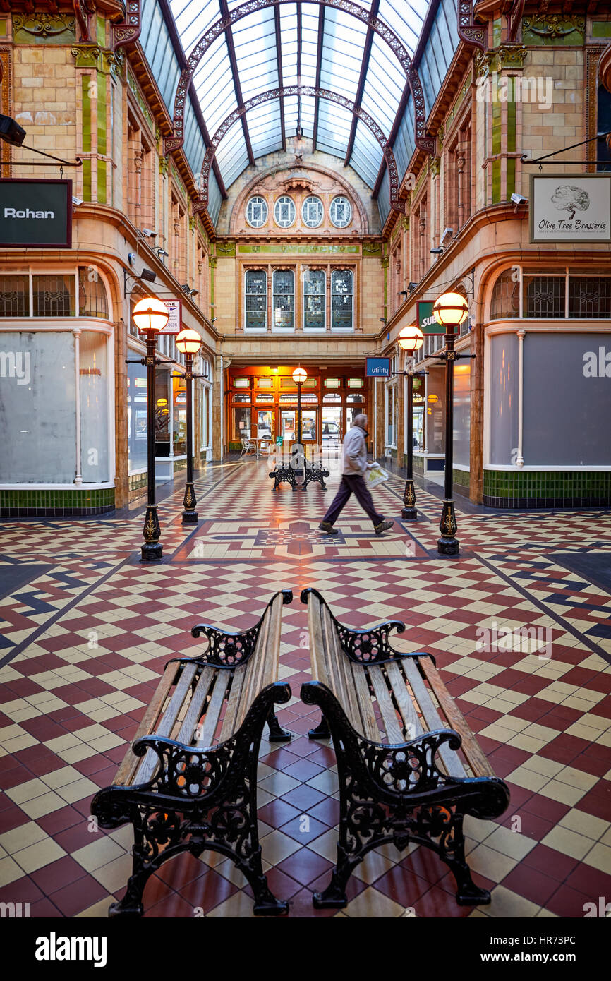 Interno rivestito di piastrelle in stile vittoriano Miller Arcade Preston City Centre un ornato il complesso shopping progettato intorno a style Burlington Arcade di Londra, Foto Stock