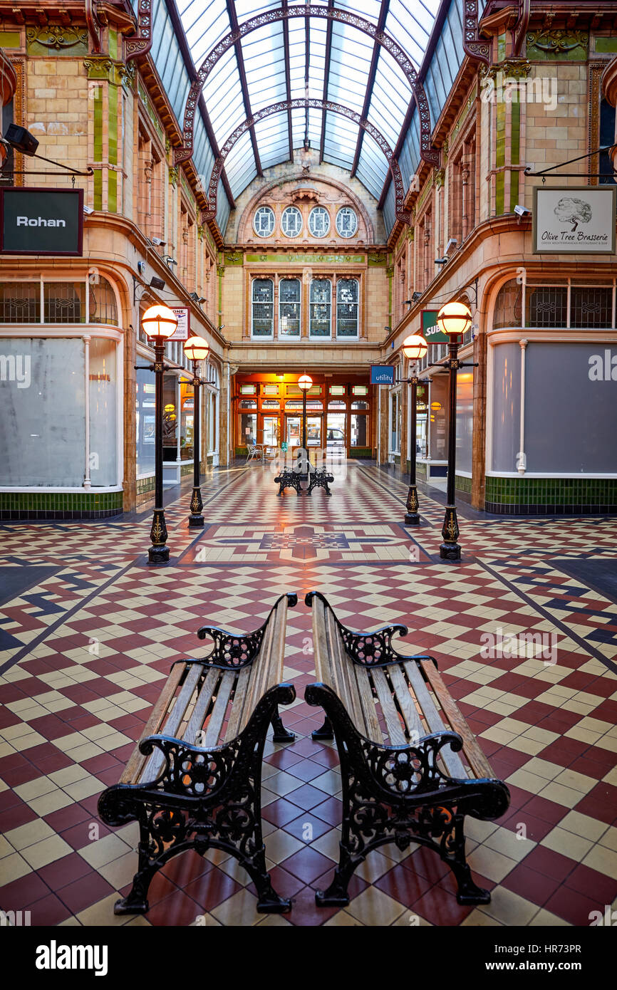 Interno rivestito di piastrelle in stile vittoriano Miller Arcade Preston City Centre un ornato il complesso shopping progettato intorno a style Burlington Arcade di Londra, Foto Stock