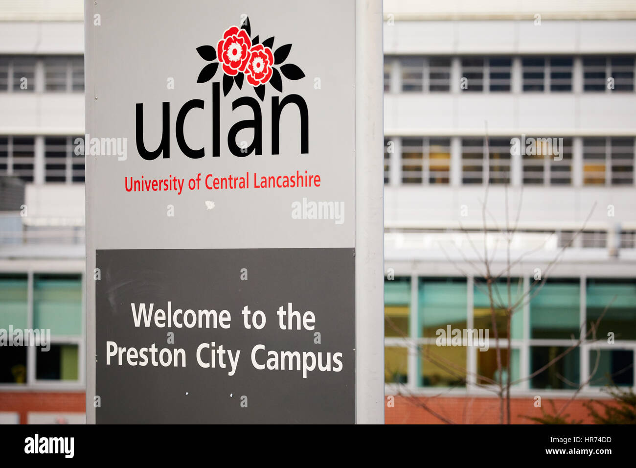University of Central lancashire, vista esterna di UCLAN Preston Campus segno di benvenuto vicino al centro medico di edifici. Foto Stock