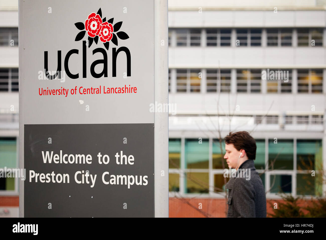 University of Central lancashire, vista esterna di UCLAN Preston Campus segno di benvenuto vicino al centro medico di edifici. Foto Stock