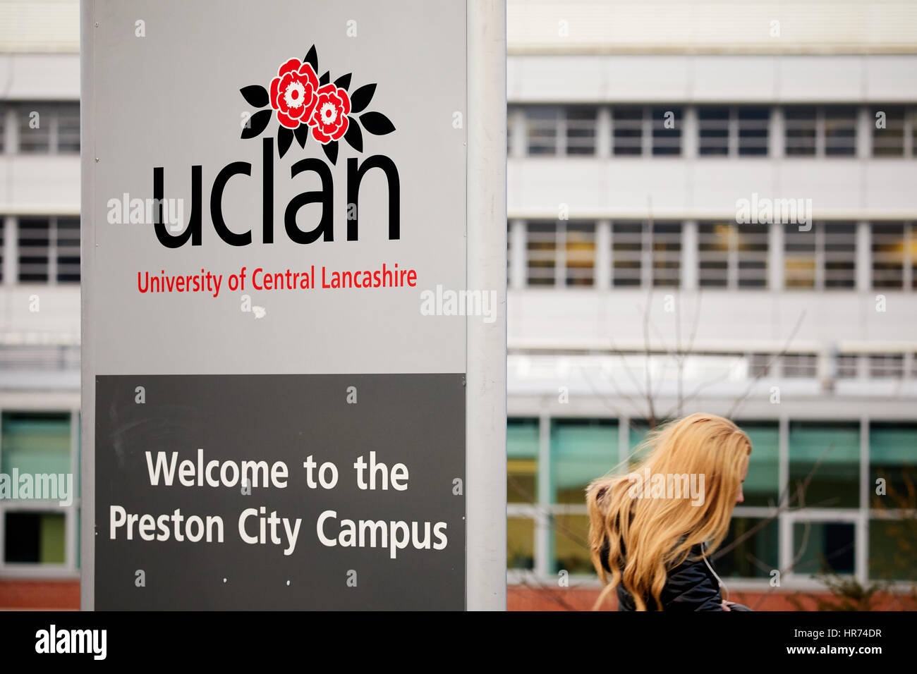 University of Central lancashire, vista esterna di UCLAN Preston Campus segno di benvenuto vicino al centro medico di edifici. Foto Stock