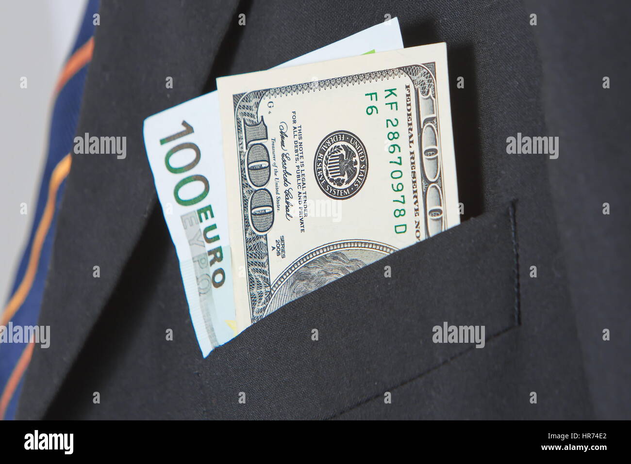 Dollari ed Euro nella tasca di un abito Foto Stock
