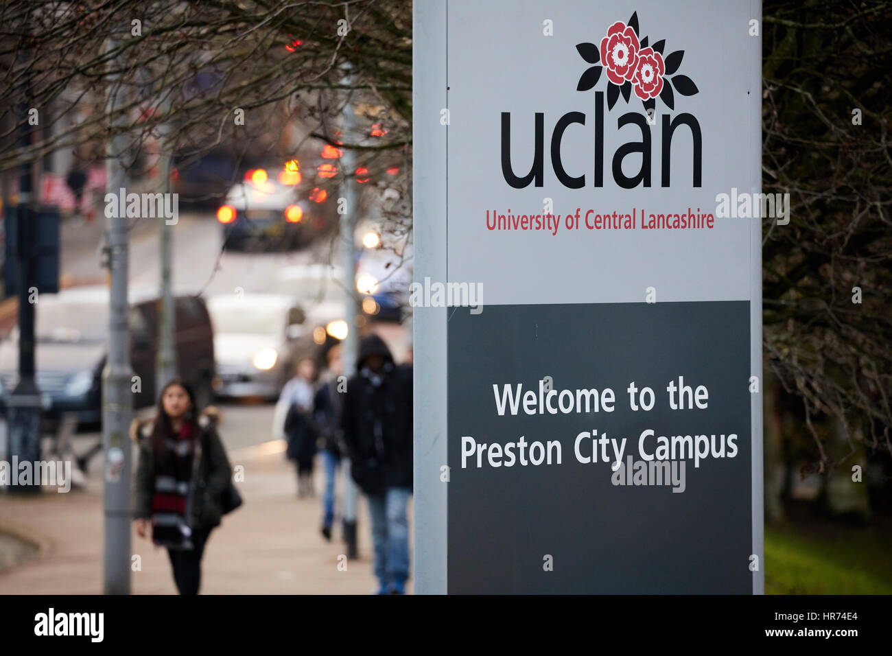 University of Central lancashire, vista esterna di UCLAN Preston Campus segno di benvenuto vicino al centro medico di edifici. Foto Stock