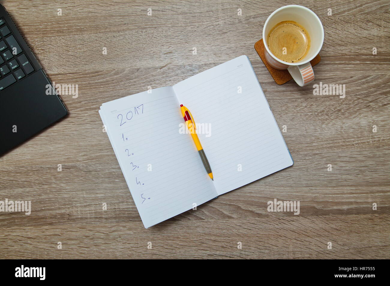 Desktop da sopra. Spazio in ufficio con una nota vuota prenota al caffè tempo alla ricerca di idee di ispirazione Foto Stock